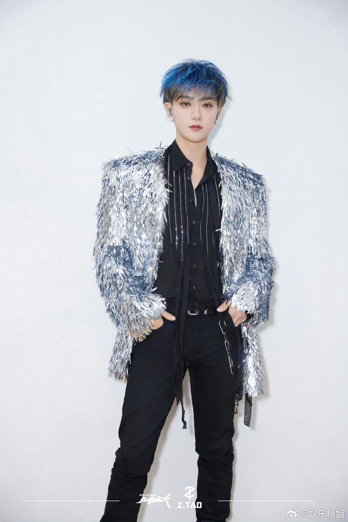 黄子韬演唱会蓝色挑染造型帅炸了现场好绝