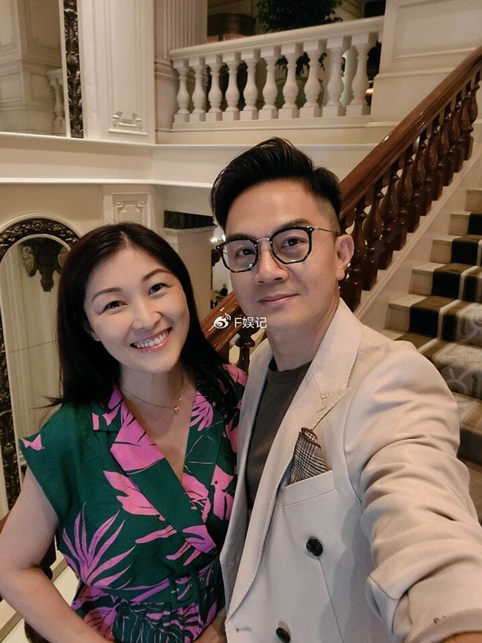 前tvb艺人夫妻胡诺言陈琪晒恩爱合影 吃浪漫晚餐庆祝结婚17周年