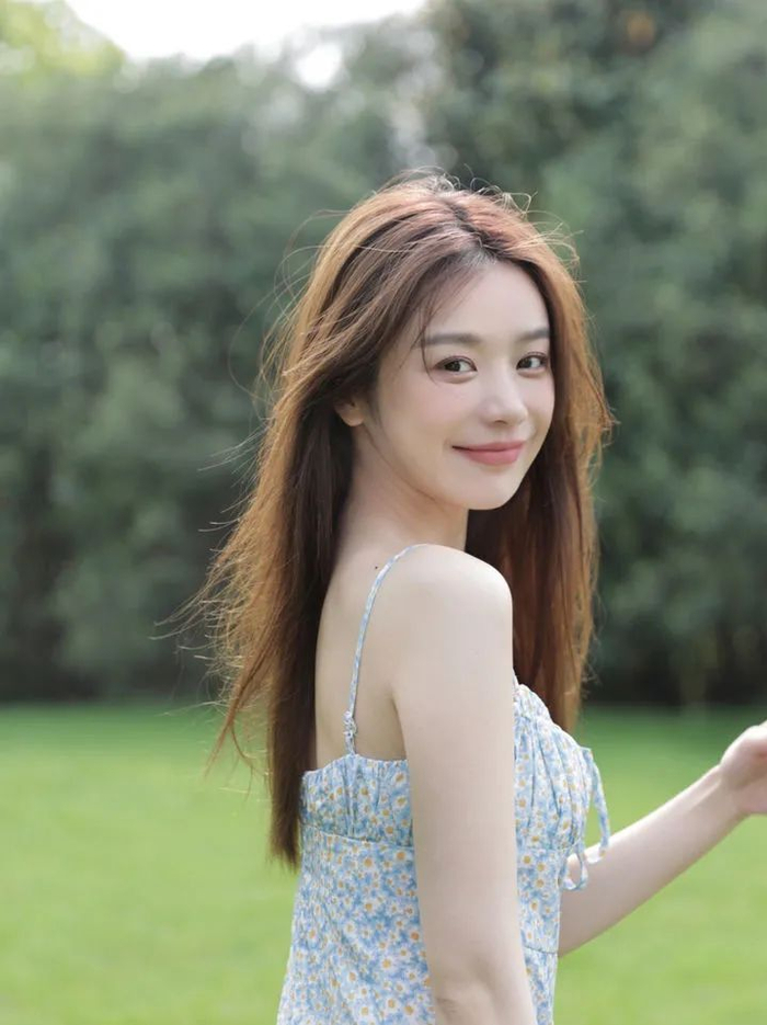 的时候,让自己来一个回头微笑是最自然好看的,这样不止有美丽的侧脸