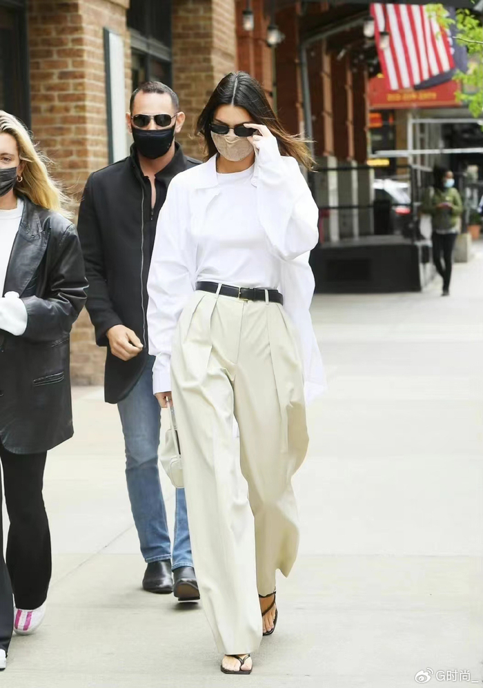 如果觉得自己驾驭不好老头衫,可以学学小宋佳的叠穿