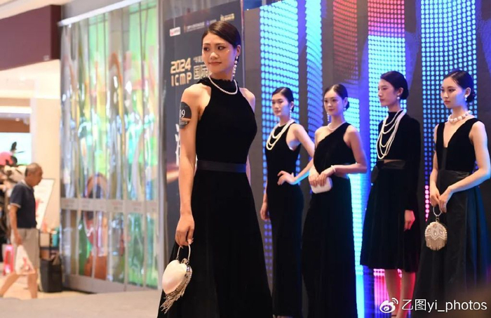 国际胸模大赛第三场海选举行,18位佳丽化身赫本,现场惊艳