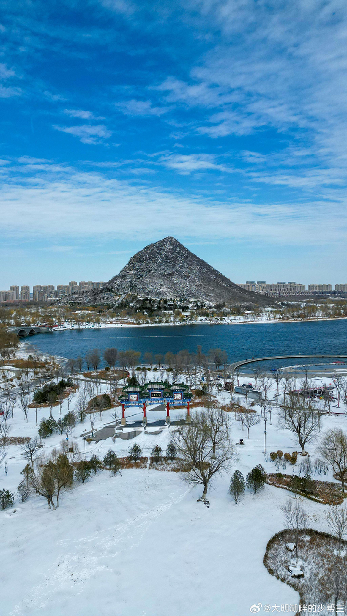 济南华山换上了新装,山在湖中,湖在雪里,天地一色,银装素裹,好似冰雪