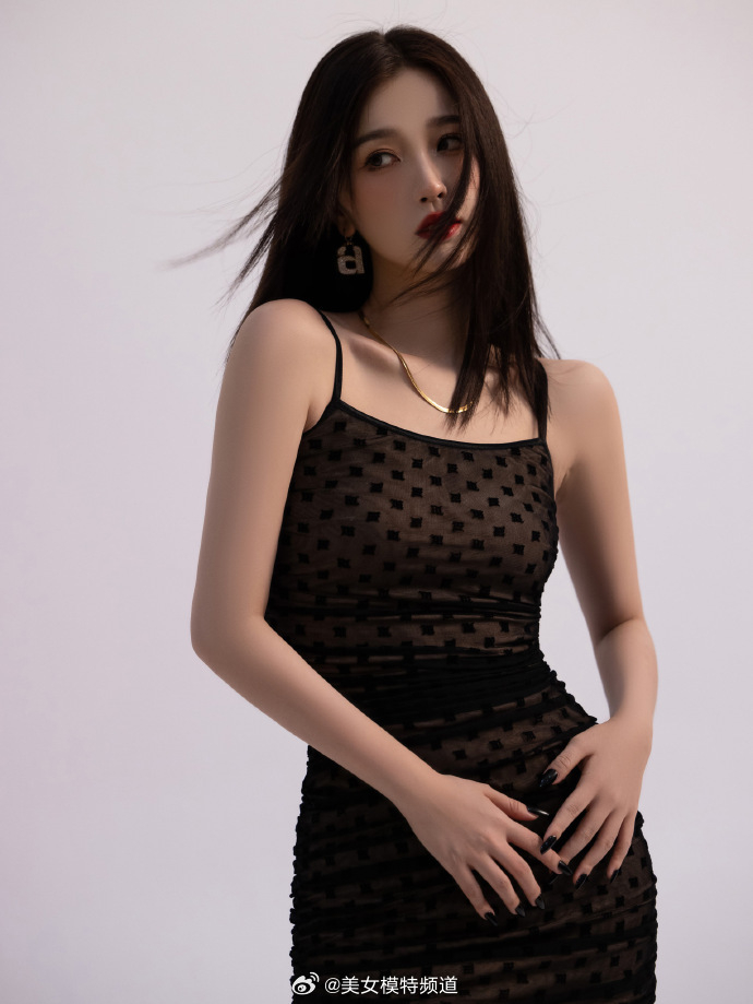虞书欣黑金ai风造型写真释出 着紧身吊带裙演绎异次空间感__财经头条