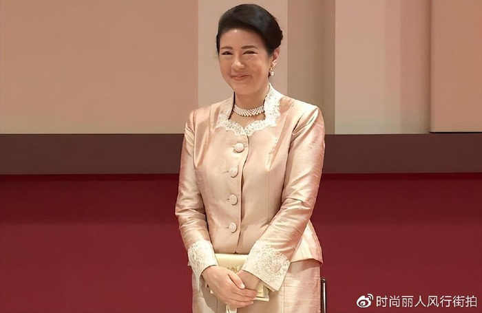 日本雅子皇后闪耀颁奖礼！这身蕾丝粉裙太惊艳了，终于不穿职业装