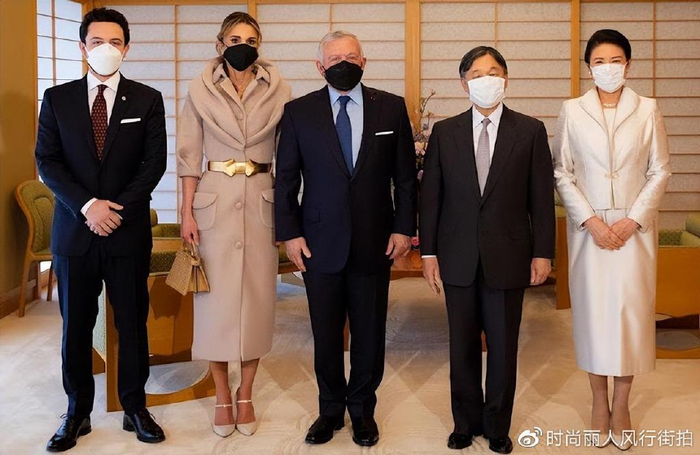 日本雅子皇后闪耀颁奖礼！这身蕾丝粉裙太惊艳了，终于不穿职业装