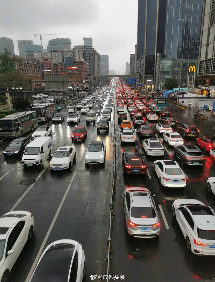 下雨 早高峰=成堵 你堵在哪里了? 图据网友
