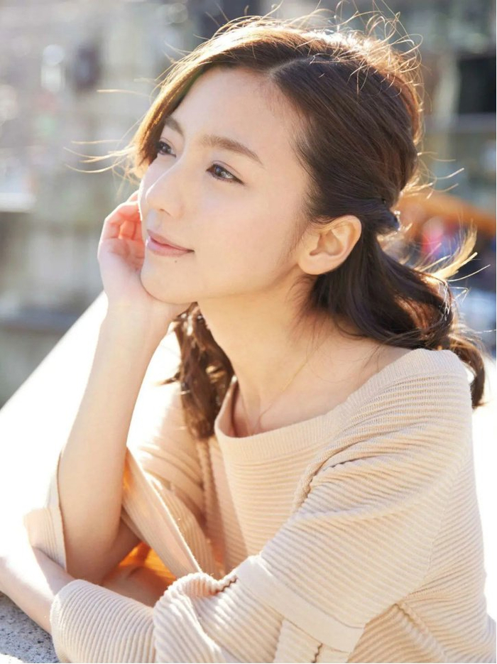 10个"经典好看"拍照姿势,爱美女生必学,拍照美美的