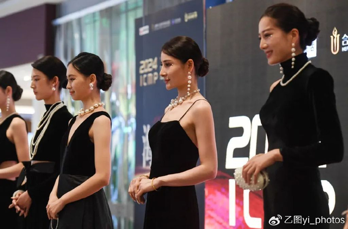 国际胸模大赛第三场海选举行,18位佳丽化身赫本,现场惊艳