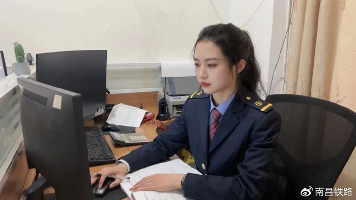 有颜值有实力 春天里铁路"小花"的百变秀|南昌市_新浪新闻