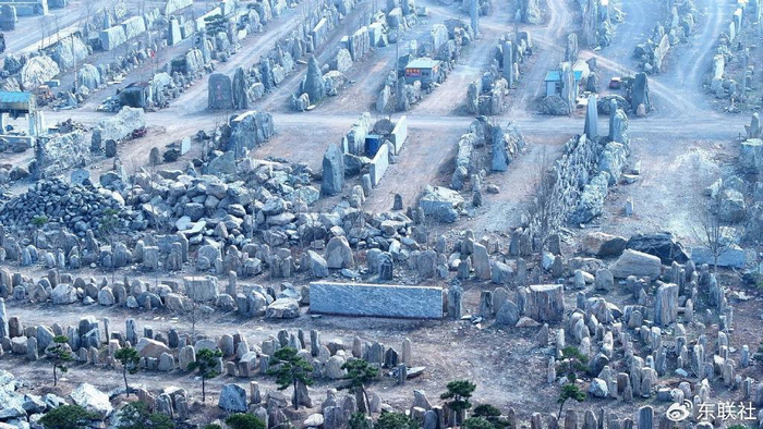 古朴,厚重,尤其是在喷过水以后,更加清新,绚丽;而假泰山石几乎没有