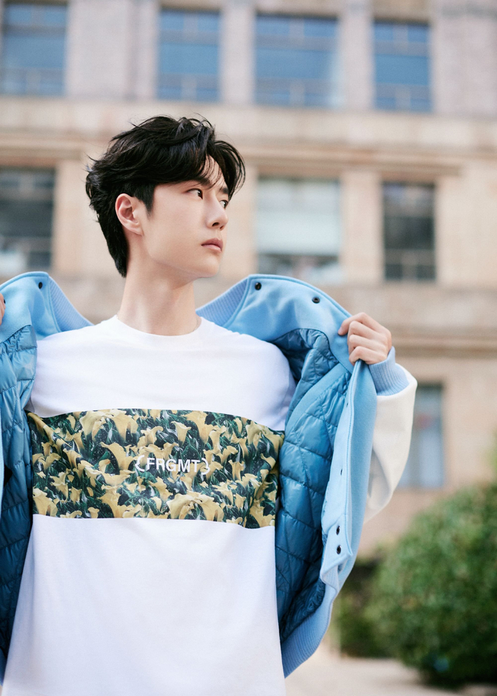 王一博蓝白棒球服清爽大片__财经头条