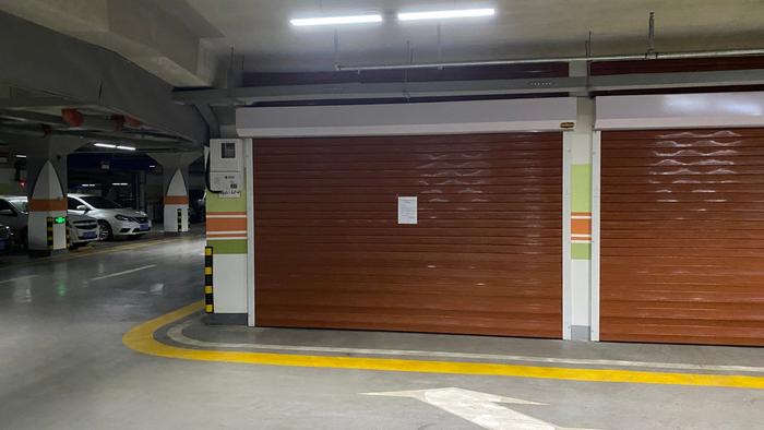 我家小区地下车库,一些仓储空间被个车业主私自安装了卷帘门