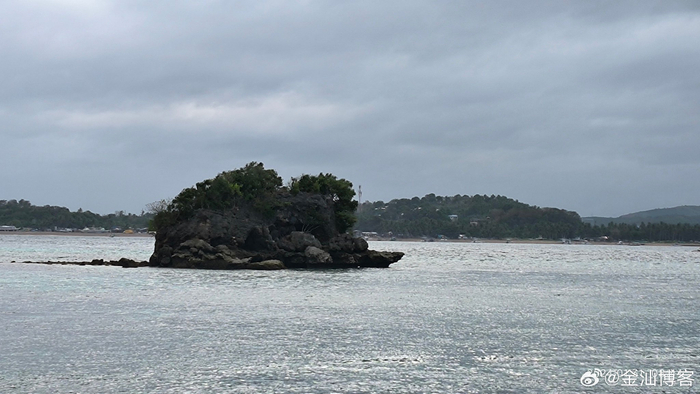 长滩岛位于菲律宾中部,处于班乃岛的西北尖端,形状如同一个哑铃.