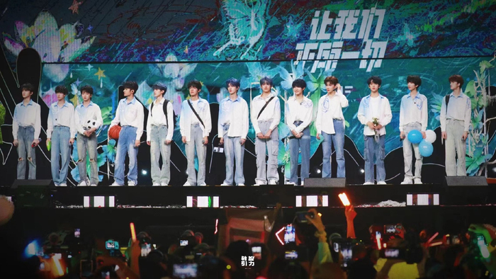 tf家族四代站姐愚人节团建发图从tfboys时代少年团tf三代到四代大合照