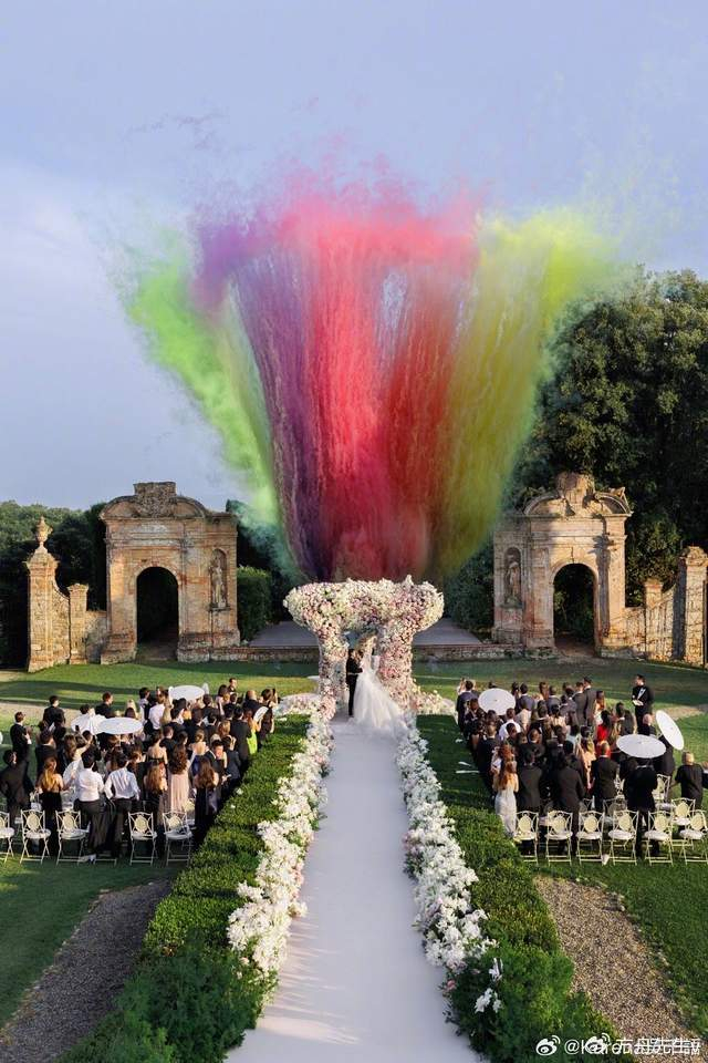 吴千语晒与施伯雄婚礼照,独自入场不见爸爸牵手,烟花被吐槽太不搭