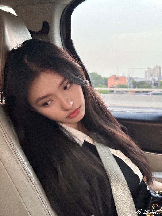林允晒车内随拍俏皮可爱 侧颜精致元气好似活力女高|林允|车内|可爱