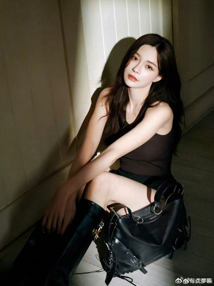 沈梦辰高贵的大波浪妆发搭配骑士靴!