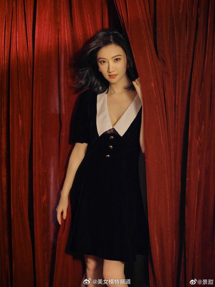 景甜分享黑红复古写真一身黑色丝绒裙优雅大方