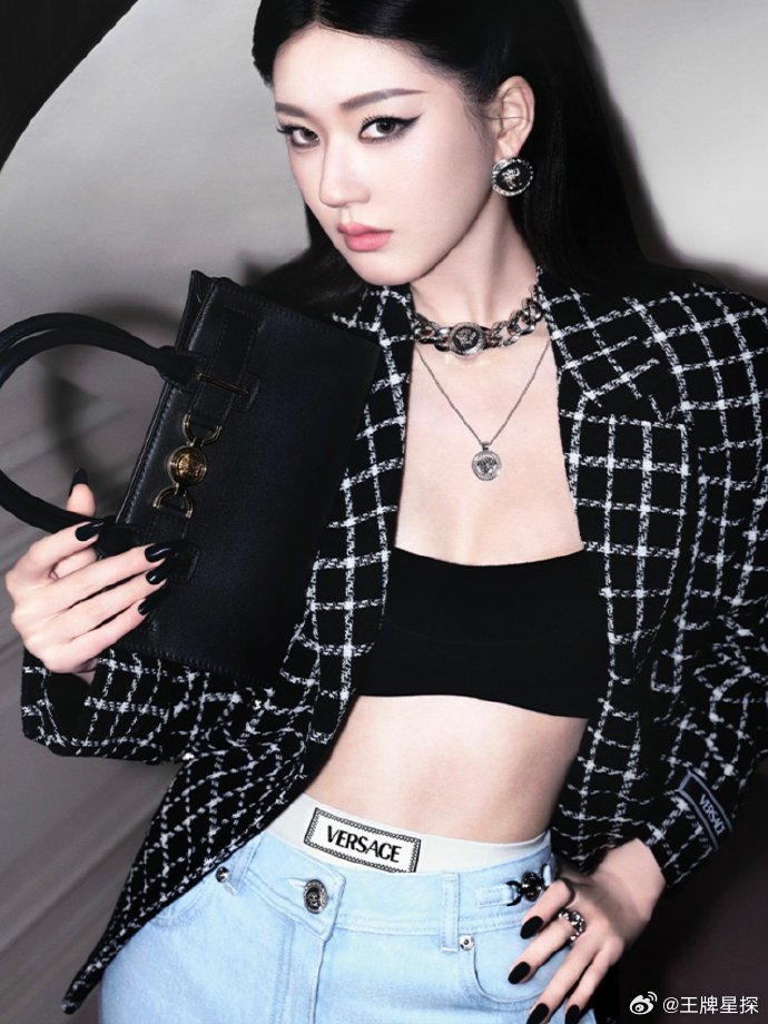 versace范思哲全球品牌代言人赵露思演绎2024春夏广告大片