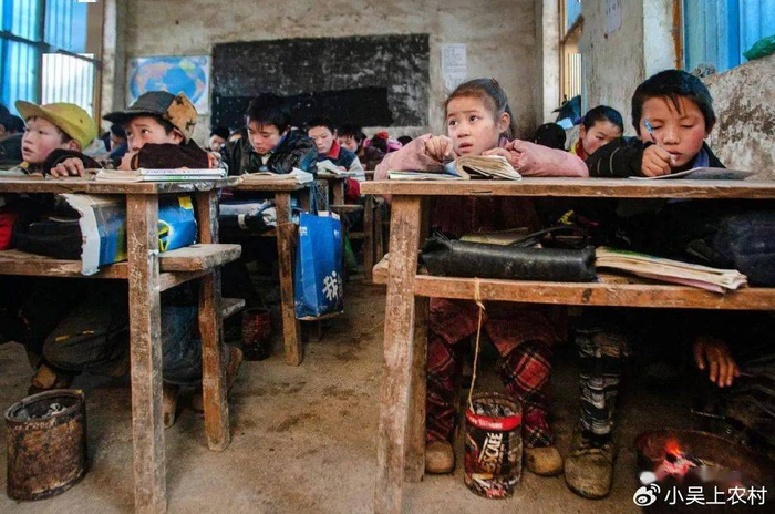 80年代读书连鞋都没得穿,打着赤脚去上学,脚底长厚厚的老茧