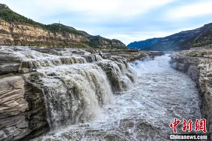 黄河壶口瀑布初冬美景气势磅礴