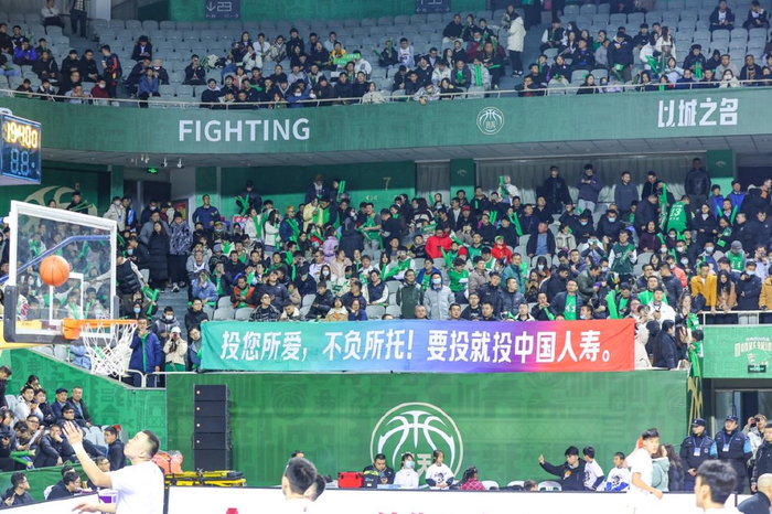 晃动拉拉棒及横幅,为喜爱的球队呐喊助威,充满仪式感的观赛体验让球迷