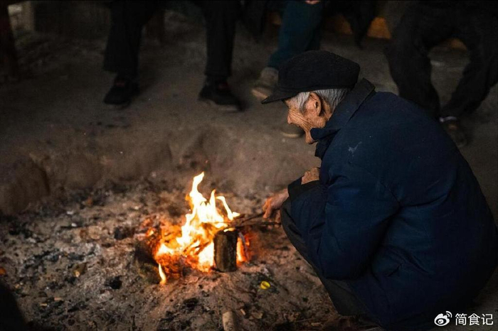 寒衣节烧寒衣,在哪里烧,哪个时间段烧,有何禁忌?来,涨知识了|祭祖节|冥币|习俗|祖先|先人_新浪新闻