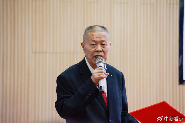 的颁奖典礼,首先由大会组委会主任,英才教育集团董事长何志杰先生致词