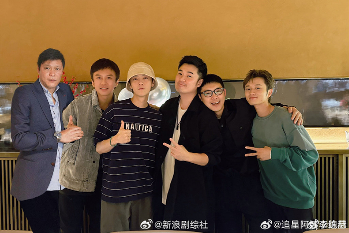 陈赫晒五哈合照邓超鹿晗老舅王勉范老师为赫哥庆生