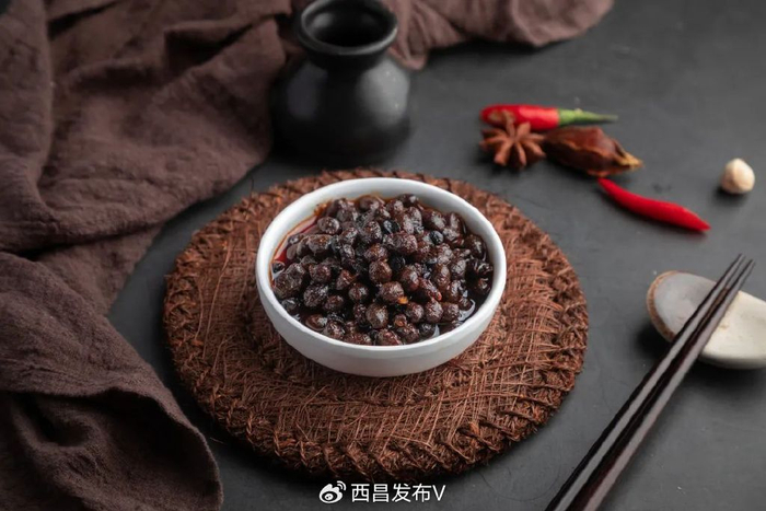 燕麦:血脂调节剂燕麦中含有丰富的β葡聚糖和膳食纤维,可抑制人体对