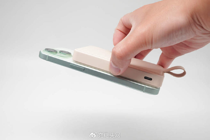 对于机身更大的 iphone 15 pro max 手机,充电宝贴合时的观感上略显