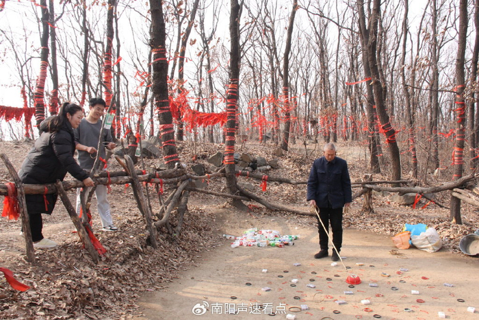 独山顶上饮料瓶换套圈坚持37年|独山|套圈|南阳_新浪新闻