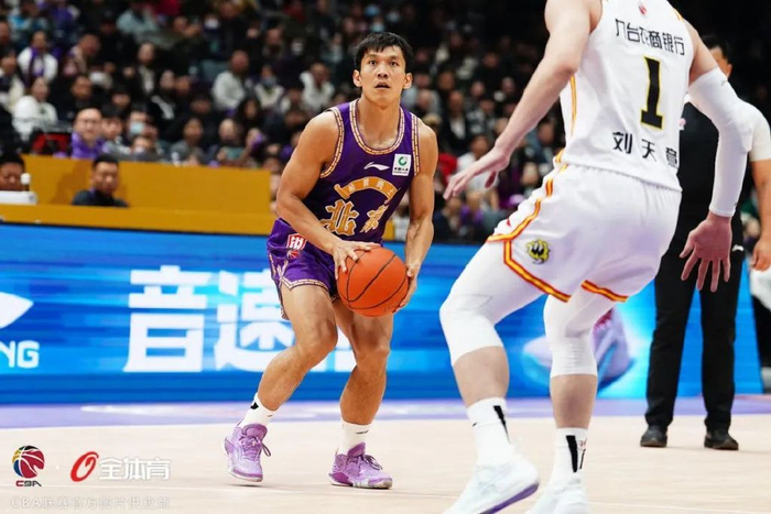 在全明星周末中国人寿扣篮大赛中,第五届中国人寿"一跃全明星"扣篮