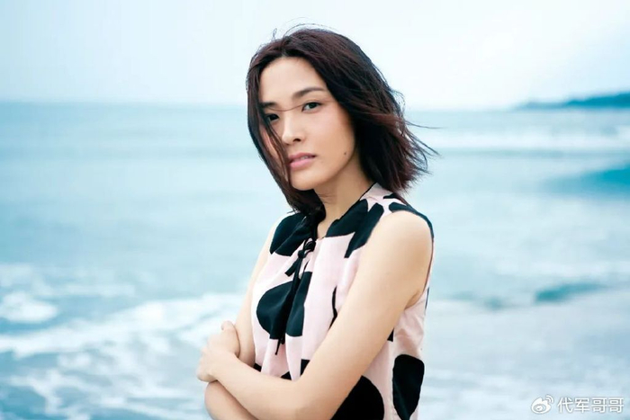 日出生于福建省厦门市,毕业于北京舞蹈学院音乐剧专业,中国大陆女演员