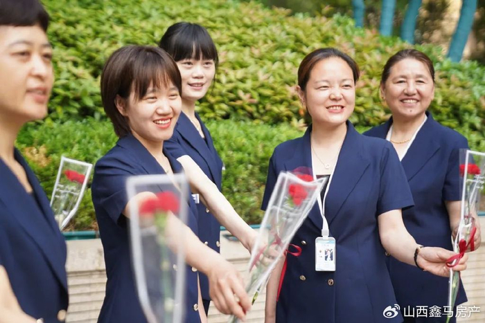 鑫马物业开展"情暖母亲节 关爱女职工"送花活动