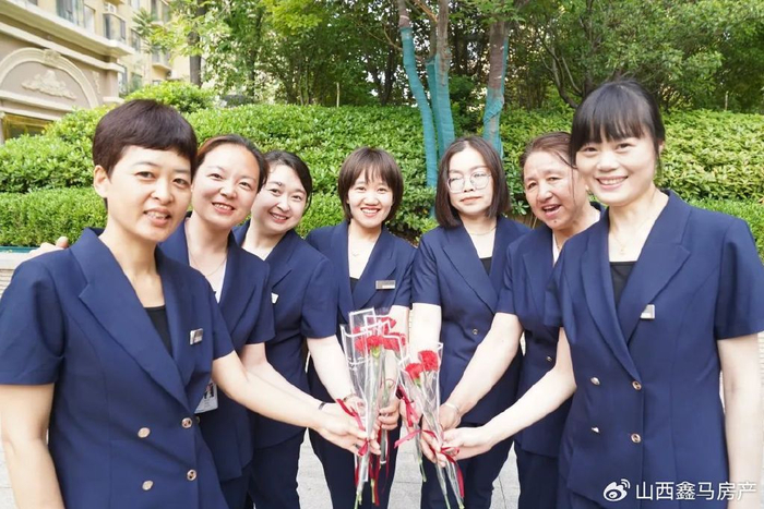 鑫马物业开展"情暖母亲节 关爱女职工"送花活动