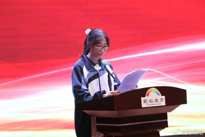 学生代表高一7班张悦洋同学在发言中感谢学校又为广大学子提供了一个