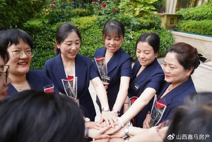 鑫马物业开展"情暖母亲节 关爱女职工"送花活动