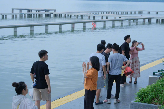 游客尽享自然之美,东湖绿道三期贯通后迎首个周末|||_