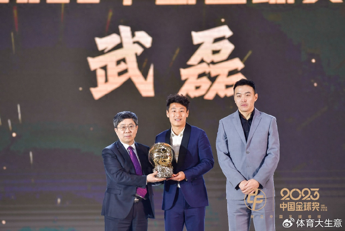 武磊愧对金球奖大四喜中国足球呼唤更多榜样