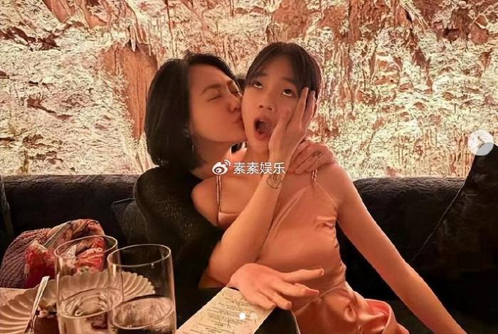 小s两个大女儿秀身材,姐妹相差2岁,遗传妈妈的美貌|许曦文|许韶恩