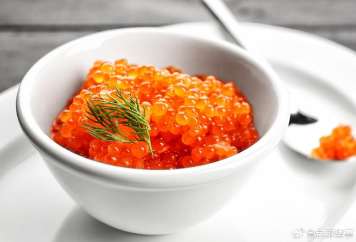 俄罗斯鱼子酱终极指南:带你认全各种美味的俄罗斯鱼子酱|味道|白鲟|颗粒|鲑鱼子|俄罗斯鲟鱼_新浪新闻