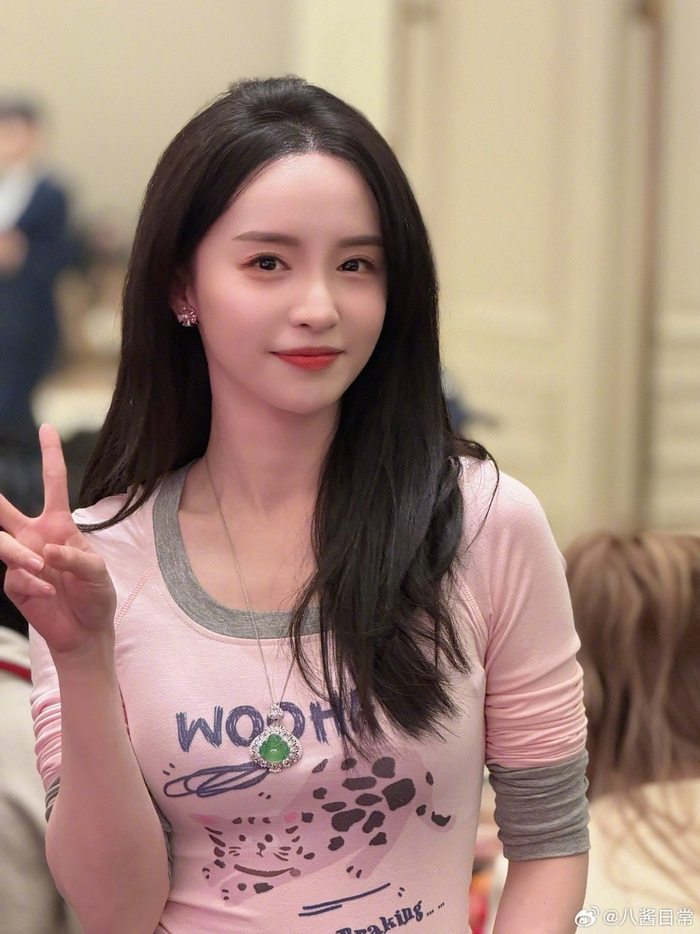 于正发的《五福临门》剧组一起吃年夜饭卢昱晓,吴宣仪,刘些宁,柯颖