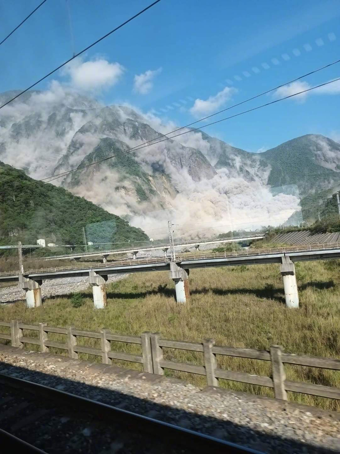花莲崇德山崩大清水隧道前整条路陷落
