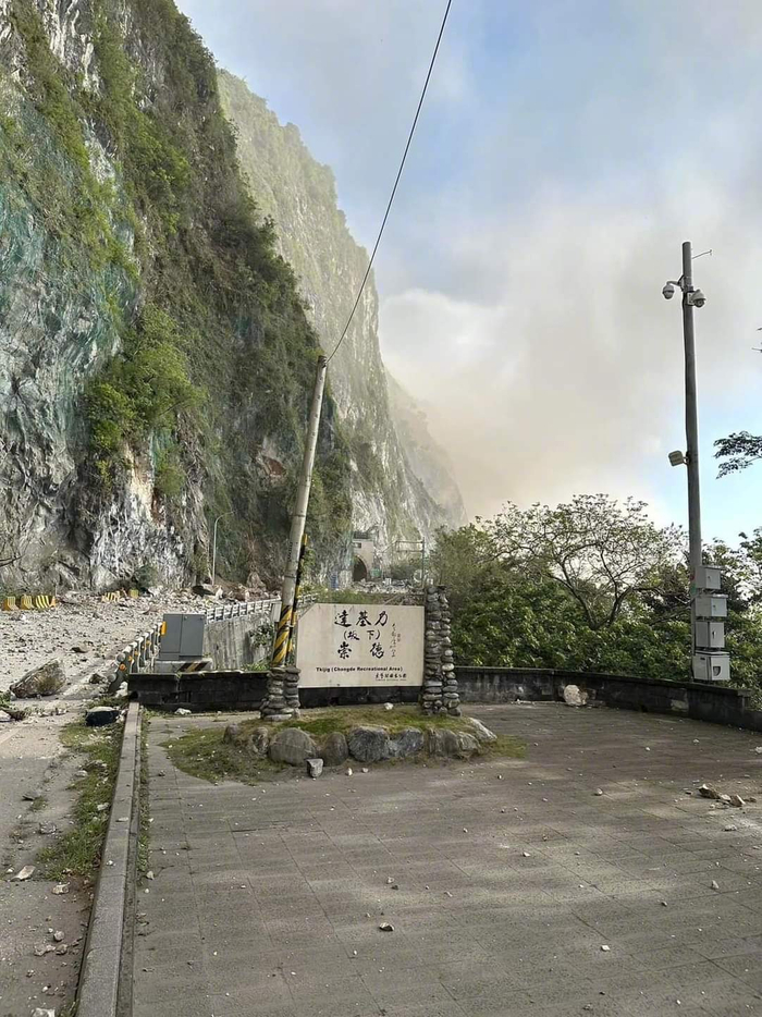 花莲崇德山崩大清水隧道前整条路陷落