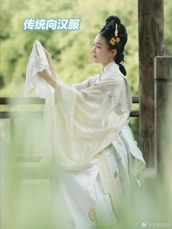 汉服,就是古代汉族人的漂亮衣裳,每个朝代都有它的特色,但都是平面