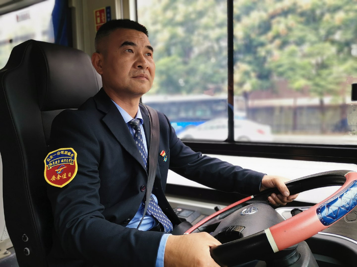 武汉这些公交司机开始"挂牌"服务