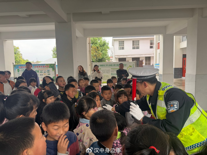 汉中汉台交警进校园 文明出行手拉手|汉台|汉中|出行_新浪新闻