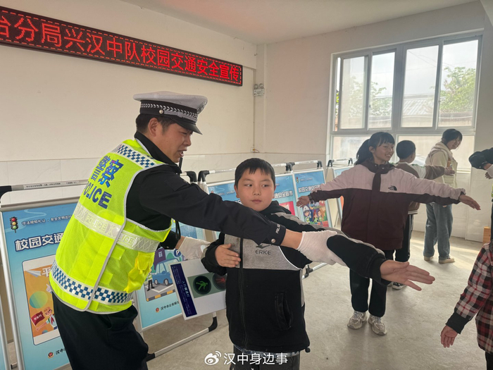 汉中汉台交警进校园 文明出行手拉手|汉台|汉中|出行_新浪新闻