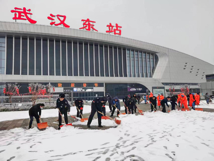 一夜风雪 一夜奋战 武汉东湖高新区城管战"冰"不停歇|融雪剂|风雪